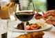 Cinci trucuri la care apelează restaurantele pentru a te face să mănânci în exces