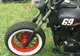 Motocicletă transformată într-un morman de fiare după ce a intrat într-un pieton