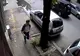 Bărbatul care l-a înjunghiat pe jurnalistul de la Pro TV, surprins de camere. Poliţia cere ajutor
