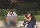 Imaginea bizară a zilei: ce face acest băiat, în timp ce se desparte de iubita sa, aflată în lacrimi