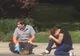 Imaginea bizară a zilei: ce face acest băiat, în timp ce se desparte de iubita sa, aflată în lacrimi