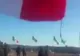 Un soldat mexican care ridica un steag a fost luat pe sus de o rafală de vânt