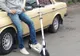 A renunţat la maşină pentru trotinetă! La 42 de ani, un cântăreţ de la noi a dat în mintea copiilor