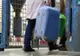 Vameşii de pe un aeroport din Spania au avut o surpriză, după ce au deschis valiza unei tinere 