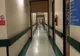 Apariţia înfiorătoare surprinsă într-o fotografie pe holul gol al unui spital: "Am auzit paşi"