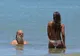 Lumea care venise la plajă a încremenit când i-a văzut! De ce umblă cu el. Răspunsul neașteptat