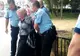 Caz revoltător. Femeie, pusă în cătușe de trei poliţişti pentru că a traversat ilegal 