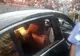 Și-a uitat copilul în mașină, în căldură, iar ușa s-a blocat. Ce a făcut o mamă apoi e șocant