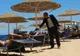 Momentul şocant în care turiştii de pe o plajă din Egipt se trezesc cu arma la cap