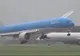 Un avion se pregătea să aterizeze când a început furtuna. Imagini de infarct
