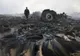 Zborul MH17. Imagini în care separatiştii scotocesc printre obiectele victimelor, făcute publice