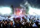 IMAGINI EMOŢIONANTE Grecia acum şi Grecia atunci: de la zâmbete şi petreceri la lacrimi şi proteste