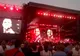 Robbie Williams a invitat o tânără să cânte pe scenă alături de el