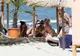 O cunoscută şi voluptoasă prezentatoare TV de la noi a făcut plajă topless, la mare