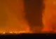Imagini apocaliptice. O tornadă de 30 de metri ”scuipă” foc în calea ei