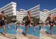 Cum a încântat turistele un instructor de aerobic de la mare. Face spectacol - VIDEO