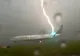 Momentul înfricoșător când un avion cu pasageri este lovit de fulger