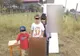 Imaginea zilei. Trei fraţi din Suceava opresc toate maşinile: ce scrie pe pancarta pe care o ţin