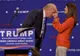 Donald Trump a chemat-o pe scenă pe o femeie din public ca să-i atingă părul