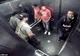 Cea mai scârboasă farsă din lume. A fost în stare să facă asta într-un lift plin, ziua-n amiaza mare