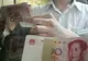 Banca "fantomă" din China. A pus o siglă mare pe ușă și a angajat fete tinere să încaseze banii