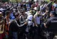 Sute de imigranţi au rupt dispozitivul forţelor de ordine şi au pătruns în Macedonia