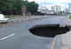 Groapă uriaşă adâncă de 12 m, apărută pe o stradă principală! Circulaţia a fost deviată