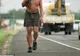 Fiul unei prințese trăiește ca Tarzan. Cum arată bărbatul care s-a retras în sălbăticie