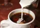 Anunţul care a apărut în vitrina unei cafenele. Pe cine nu mai acceptă 