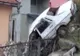 Un şofer vitezoman s-a oprit cu maşina în zidul unei case 