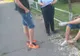 Au fost prinşi de poliţişti în timp ce aruncau pe jos coji de seminţe. Cum au fost pedepsiţi