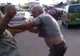 Doi șoferi s-au luat la bătaie în trafic în centrul unui oraș din România