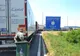 Croaţia a început să lase camioanele să treacă pe la graniţa cu Serbia