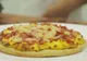O rețetă delicoasă pentru micul dejun: Pizza cu ou și șuncă