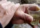 Românii şi sănătatea: cred despre ei că sunt sănătoşi, 1 din 5 fumează. Câţi beau zilnic alcool