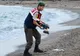 Criza imigranţilor! Imagini şocante cu cadavrul unui băieţel găsit pe o plajă fac înconjurul lumii!