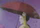 Pare o umbrelă normală, dar când plouă vei avea o surpriză. De unde o poţi cumpăra
