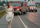 Cum a fost fotografiată o mireasă, pe o autostradă. Nimeni n-a crezut că se va opri să facă asta!
