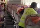 Teroare în aer. Un bărbat dintr-un avion a început să muşte pasagerii şi să alerge. Finalul e şocant