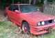 A descoperit un BMW ediţie rară, părăsit, într-o pădure. Tânărul, uluit de ce a găsit în portbagaj