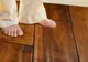 A călcat pe ceva ciudat în camera copiilor. Când a văzut ce era, a luat-o la fugă