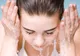 S-a spălat pe faţă cu sare timp de o lună. Rezultatul? Cosmeticienilor nu le-a venit să creadă
