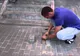 A auzit zgomote venind de sub pavaj. Dar când a scos dalele, a rămas impresionat până la lacrimi