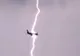Avion cu 300 de pasageri, lovit de un fulger. Piloții au fost aproape de o catastrofă