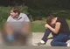 Imaginea bizară a zilei: ce face acest băiat, în timp ce se desparte de iubita sa, aflată în lacrimi