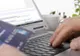 A comandat lentile de contact de pe internet. Ce a păţit tânărul din Bucureşti e teribil!