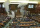 Politică dusă la extrem, în Kosovo! Opoziția blochează votul cu gaze lacrimogene