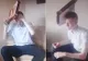 I-a lipit de cap o cutie goală de pizza, cu super glue. Acum regretă amarnic gluma făcută