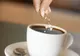 Tot mai multă lume toarnă sare în fiecare ceașcă de cafea. Efectul este surprinzător