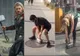 Au încercat să ridice un baros, așezat pe capacul unui canal. Urmarea e demnă de cascadorii râsului